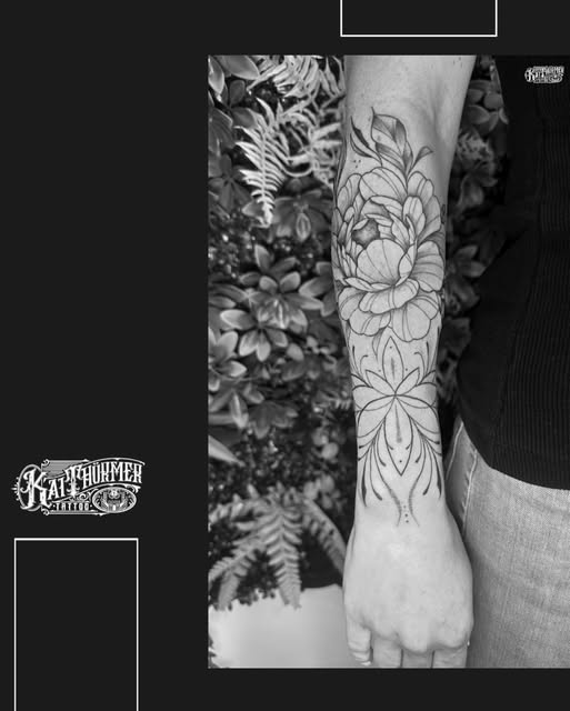 Florales Tattoo mit kräftiger Schattierung aus meinem Portfolio