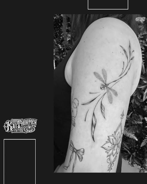 Florales Linienmotiv mit Libelle aus meinem Portfolio
