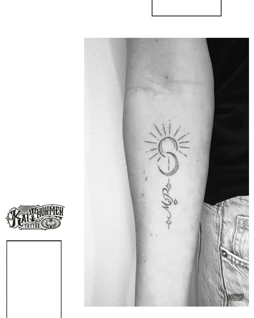 Kleines Sonnen- und Mondtattoo mit Dotwork-Details aus meinem Portfolio