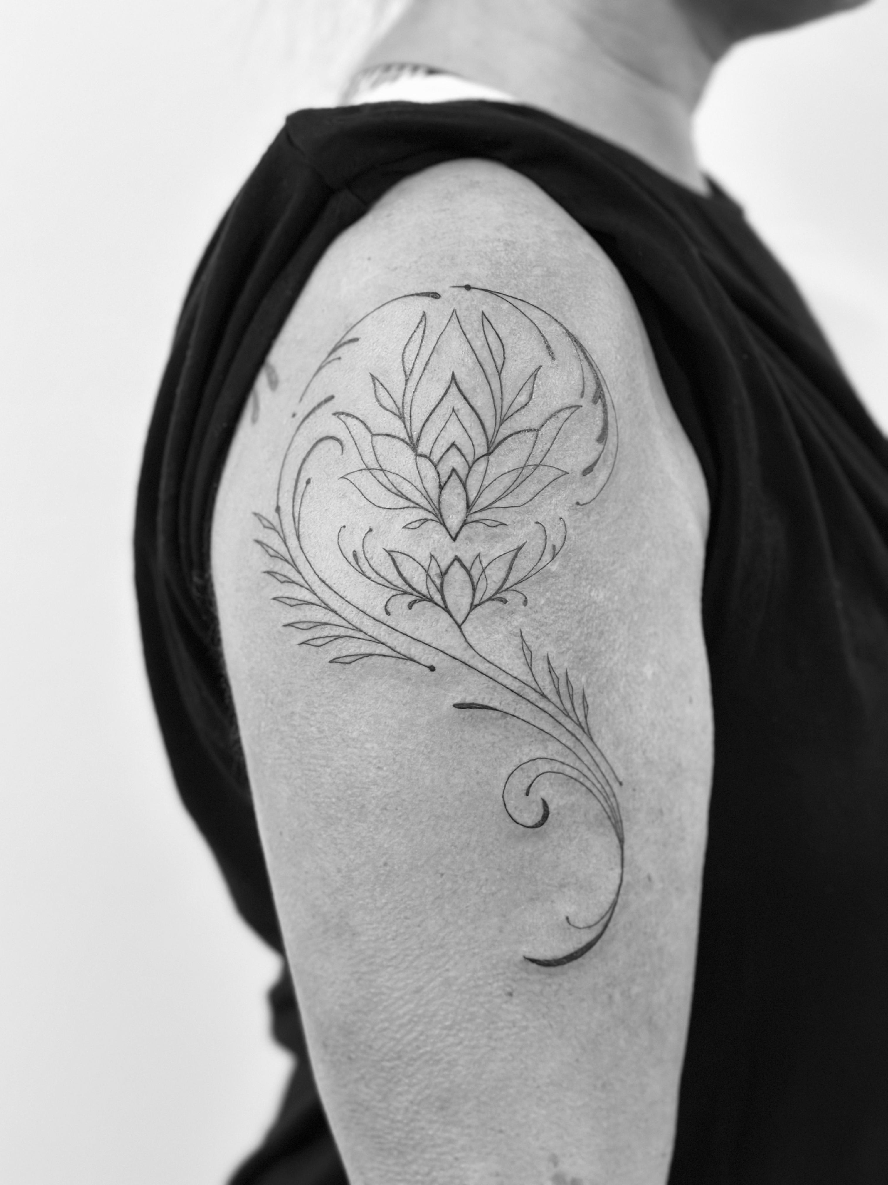 Feines botanisches Linienmotiv an einem Unterarm aus meinem Portfolio